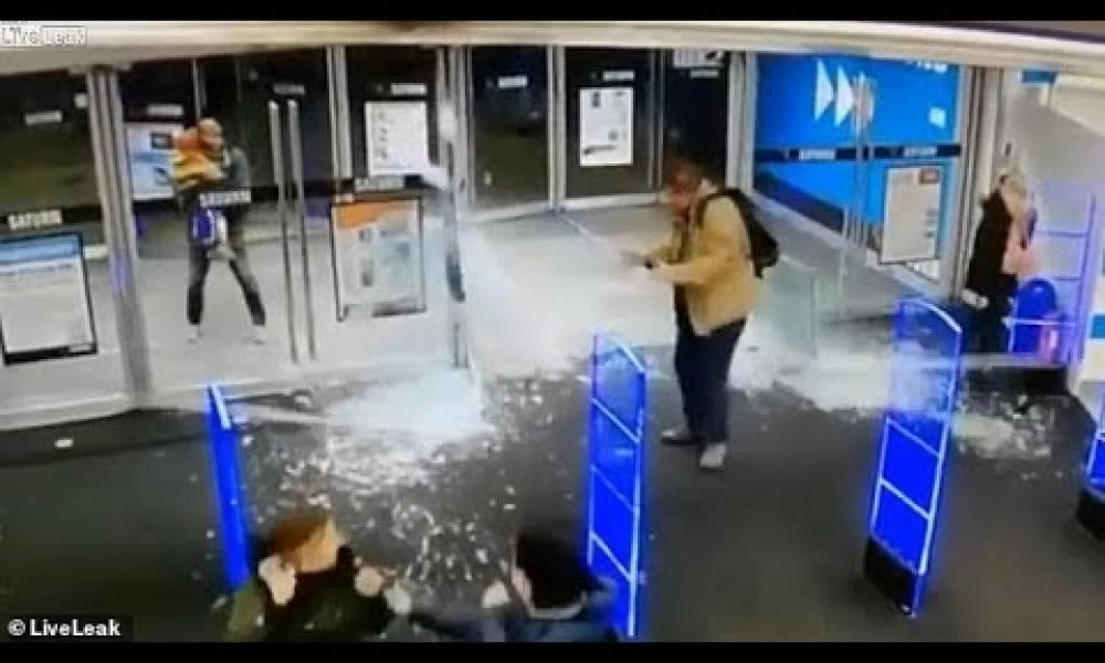 Μπαίνει σε κατάστημα σαν "καουμπόης σε σαλούν" και συνεχίζει ατάραχος!